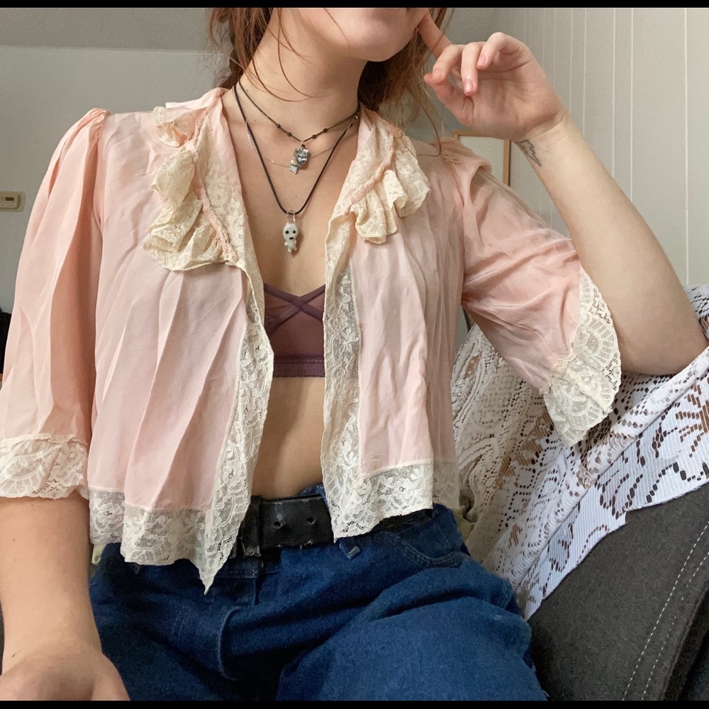 ☁️🌸🤍Vintage lace crop pull over